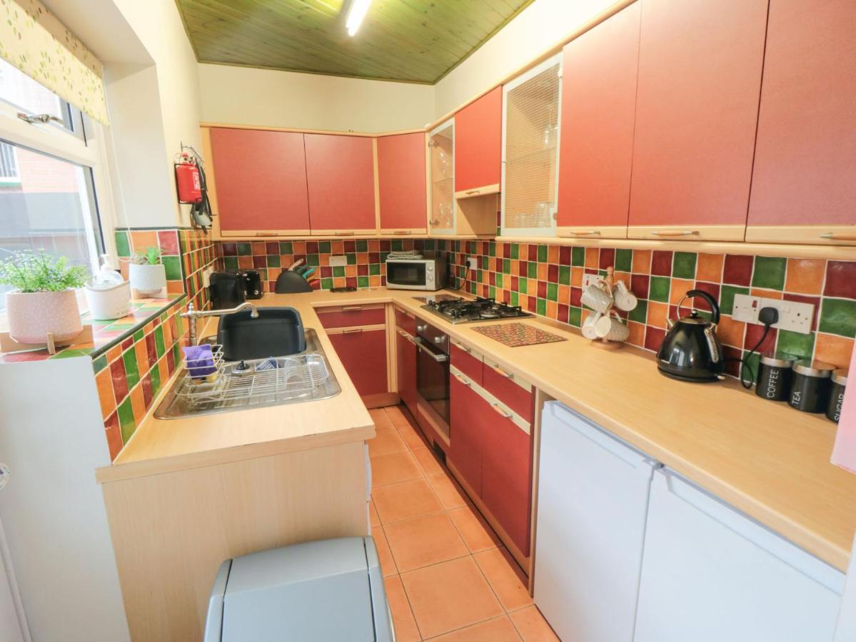 Smoked Kipper Cottage Вітбі Екстер'єр фото